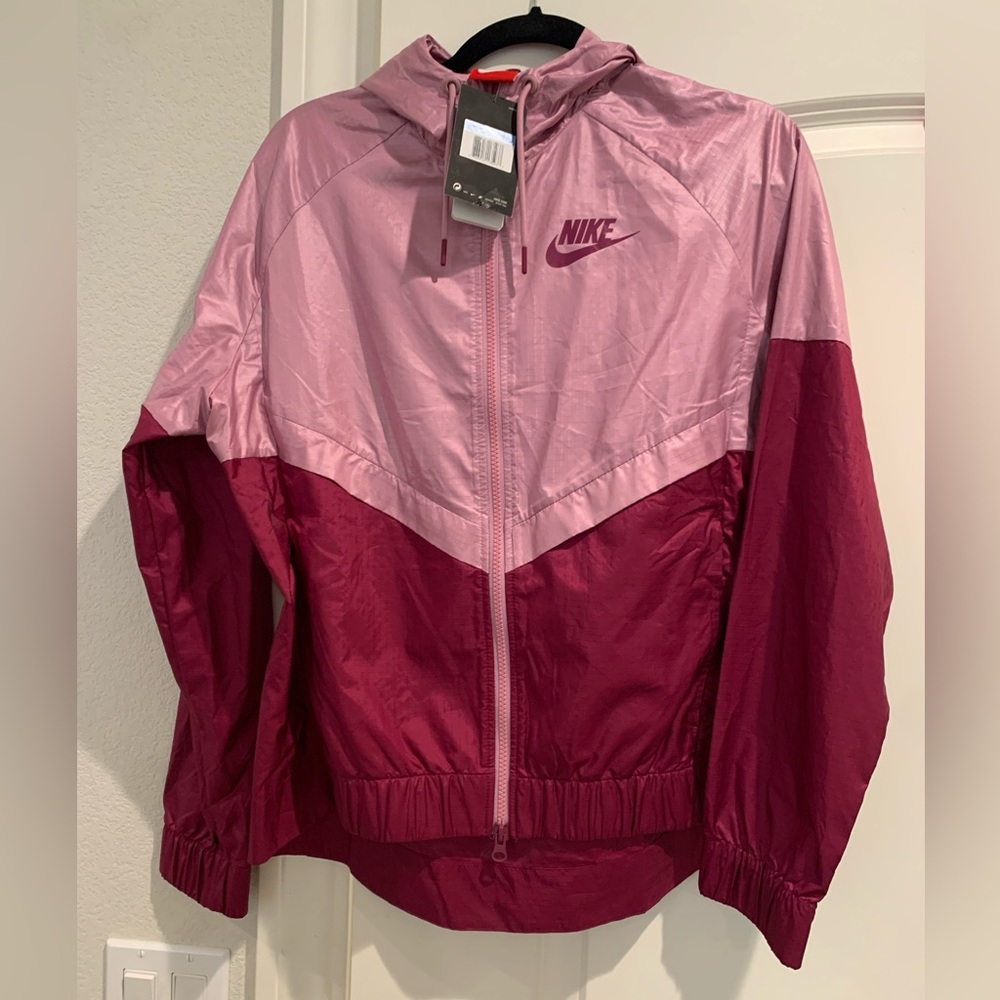 Wm’s Nike Windrunner Hooded Windbreaker (NWT)